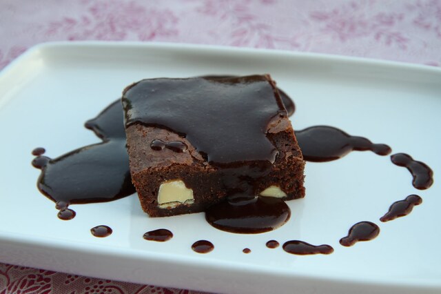 Brownies med vit choklad och chokladsås