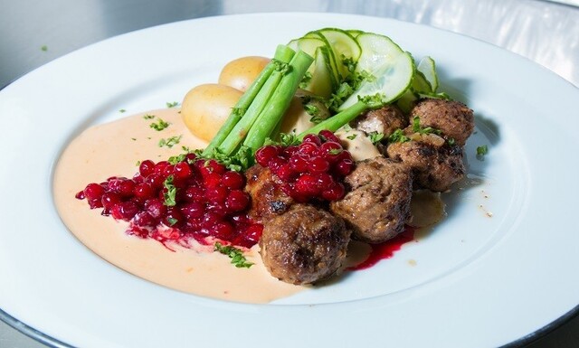 Köttbullar med gräddsås, rårörda lingon och pressgurka