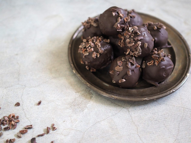 Chokladkulor av dadlar valnötter och mandel