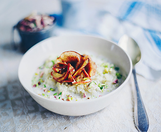 Quinoagröt med stek äpple, pistagenötter och kanel