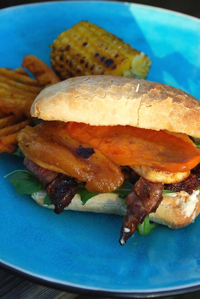 Grillsmörgås med entrecote, halloumi, rostad paprika och fetaostcreme