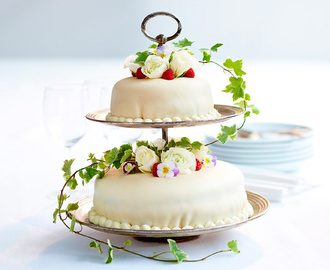 Tårta med vitt marsipanlock och blomster 12