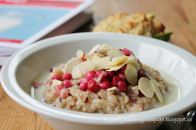 Dinkelgröt m. kardemumma, granatäpple & mandel.