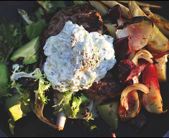 Köttfärsbiffar med ugnsbakade rotfrukter och tzatziki på kvarg