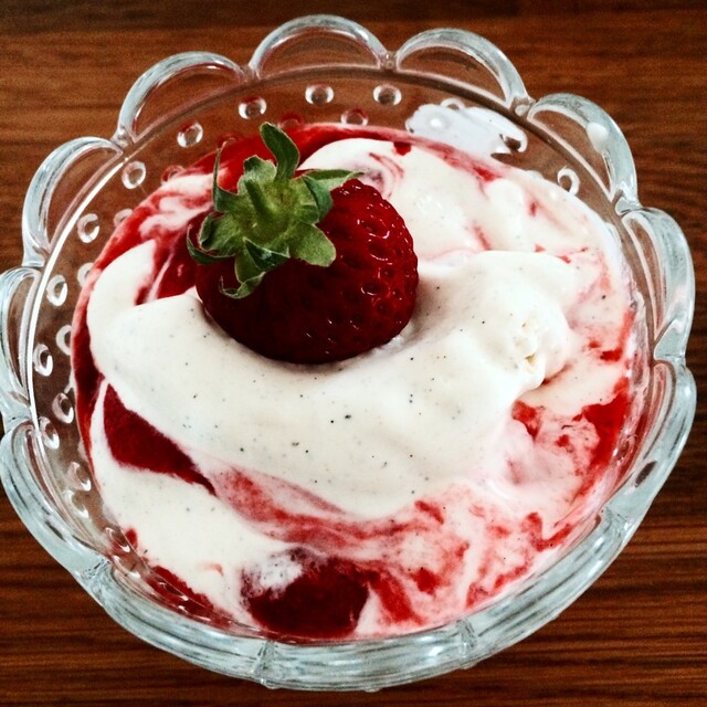 LCHF vanilj yoghurt/gräddglass med jordgubbsrippel