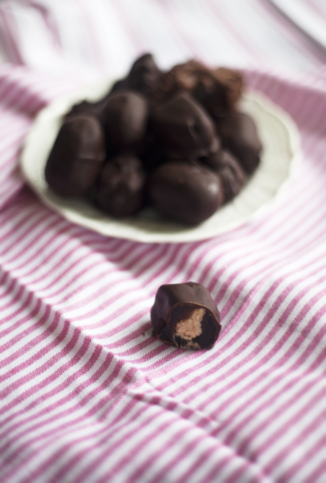 Jag knäckte nöten + Chokladdoppade dadlar med kokos/mandelfyllning & chokladtäckt färsk kokos