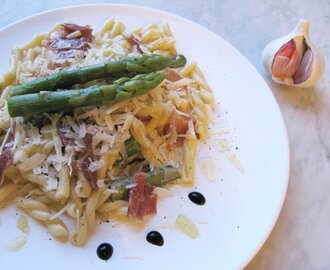 Pasta med sparris och serranoskinka