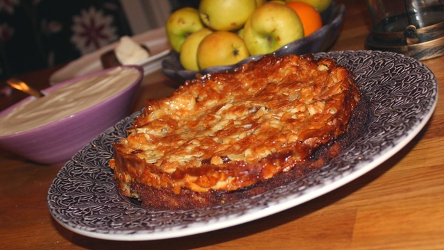 Fantastisk mandelkaka med äpple och knäckigt toscatäcke