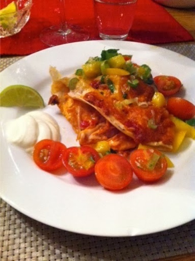 Enchiladas med kyckling, salsa roja och salsa cruda.