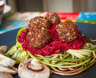 Tomat- och rödbetssås med mandelbollar och zuchinipasta (raw)