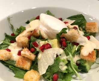 Vegetarisk caesarsallad med pocherat ägg, granatäpple och brynt smör