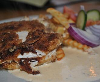 Fylld kycklingschnitzel med parmesansås