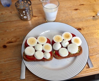 Äggmackor med avokado och tomat