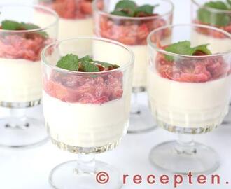 Uppdaterat recept: Vaniljpannacotta med rabarber