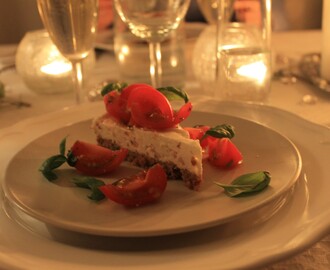 Rödlökscheesecake med tomat- och basilikatopping