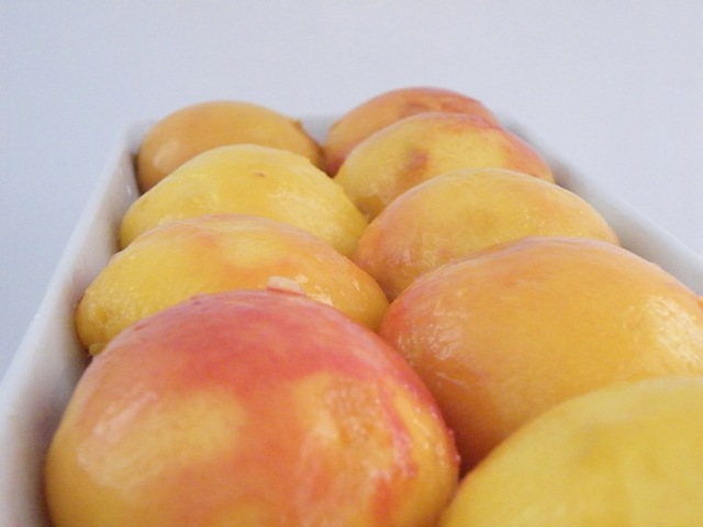 Ugnsbakade persikor med vaniljglass