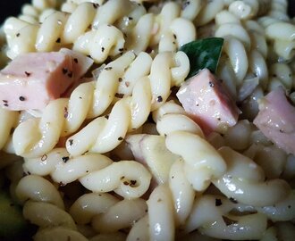 Pastasallad med Pesto vinegrette