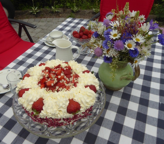 Midsommartårta med kolakräm och jordgubbar