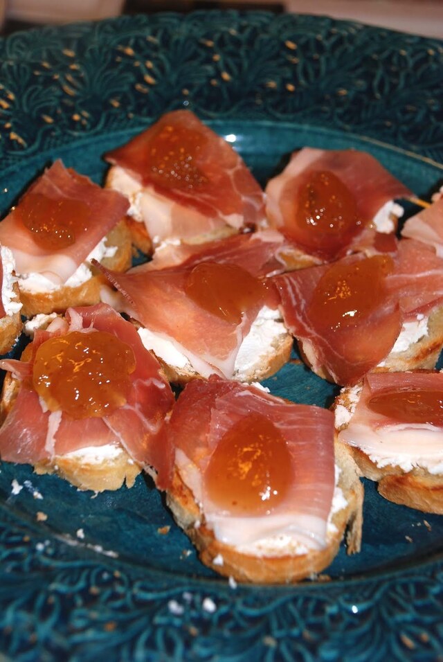 Crostini med chevré, parma och fikonmarmelad