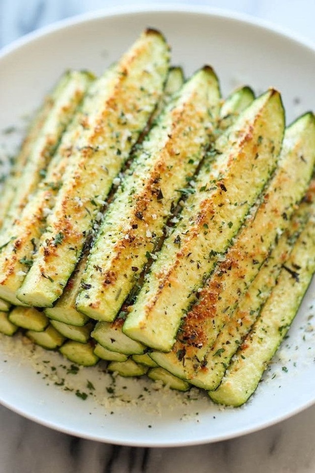 Parmesangratinerade zucchinistänger - Nyttiga snacks