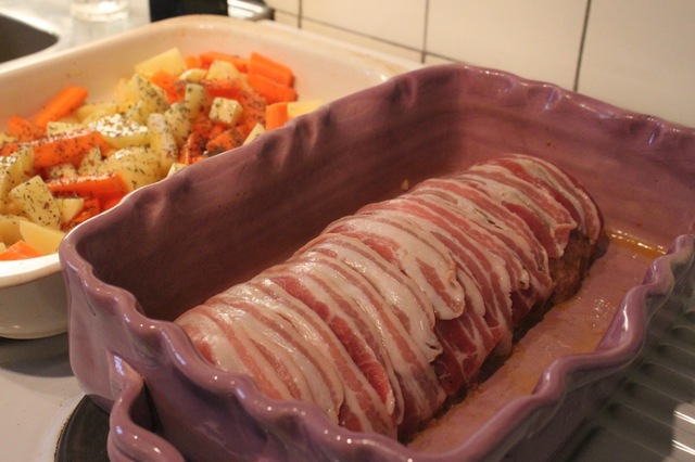 Köttfärslimpa med morot och bacon
