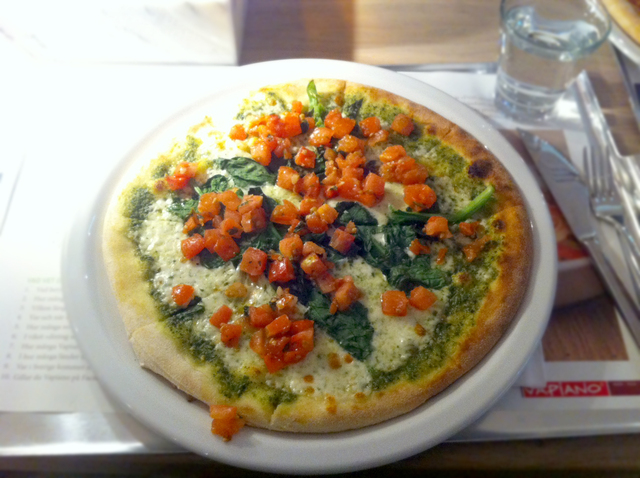 Vapiano: Pizza med pesto och spenat