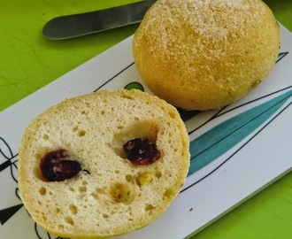 Glutenfria surdegsfrallor med tranbär och pistaschnötter