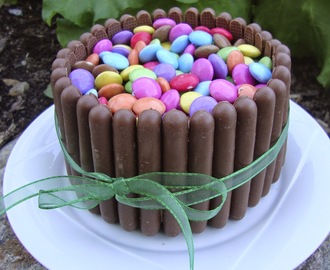 Minitårta: Chokladtårta med godisdekor