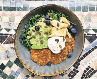 Quinoa- och linsbiffar med crunch, serverade med syrlig yoghurtsås och kronärtskockshjärtan