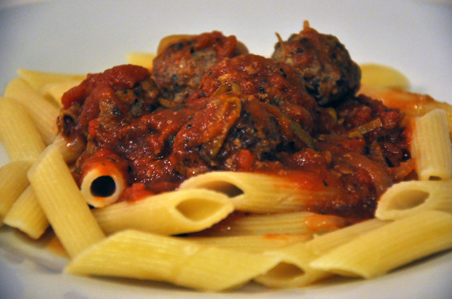 RECEPT: Nyttiga och kryddiga köttbullar med senap, basilika, oregano, spenat och två olika sorters lök (purjolök, vitlök) samt tomatsås