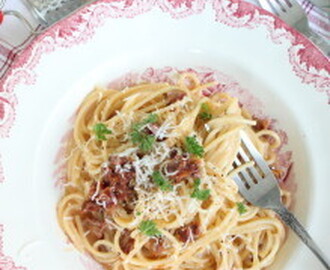 Krämig pasta Carbonara med grillade, soltorkade tomater på vegetariskt vis.