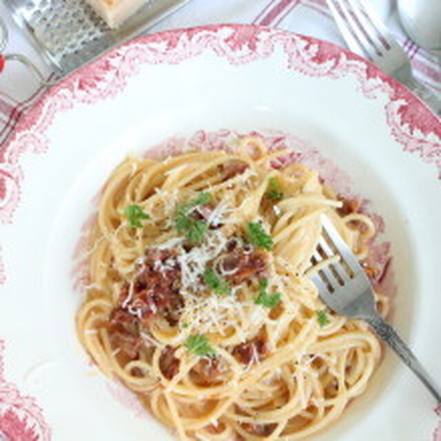 Krämig pasta Carbonara med grillade, soltorkade tomater på vegetariskt vis.