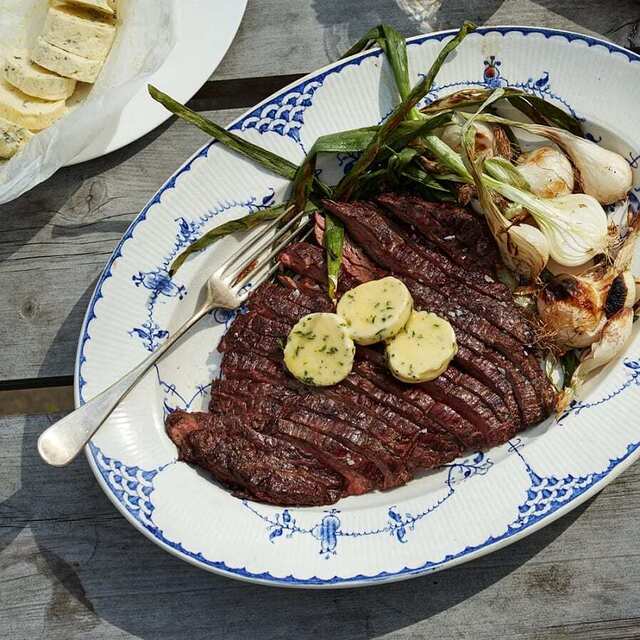 Grillad flankstek och lök med citron- och dragonsmör