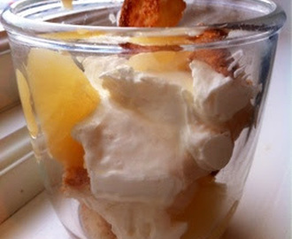 Mascarponekräm med päron och mandelbiskvier