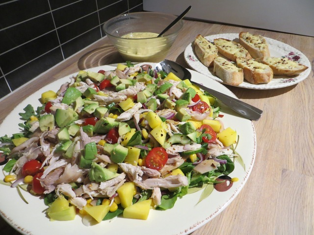 Kycklingsallad med färsk mango och avokado