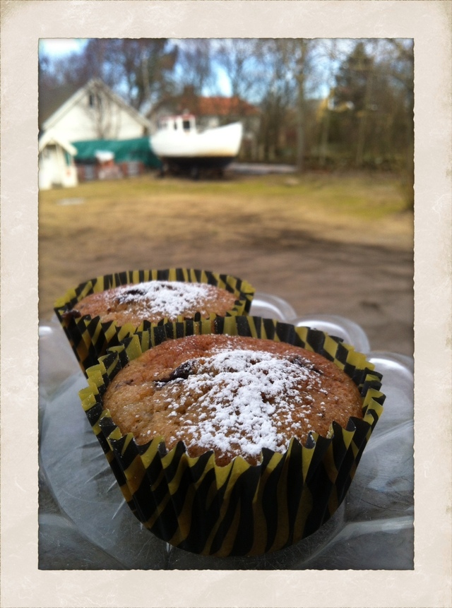 SAFTIGA BANANMUFFINS MED MANDELMASSA OCH CHOKLAD