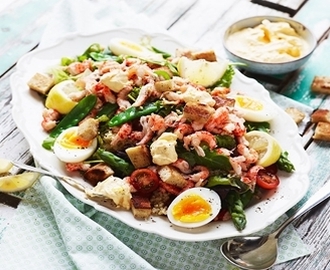 Sallad med kräftstjärtar, ägg och bulgur