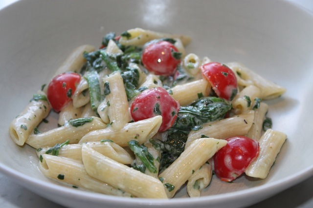 Snabblagad krämig pasta med kvarg, bladspenat och körsbärstomater