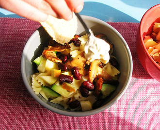 Varm pastasallad med äpple och champinjoner