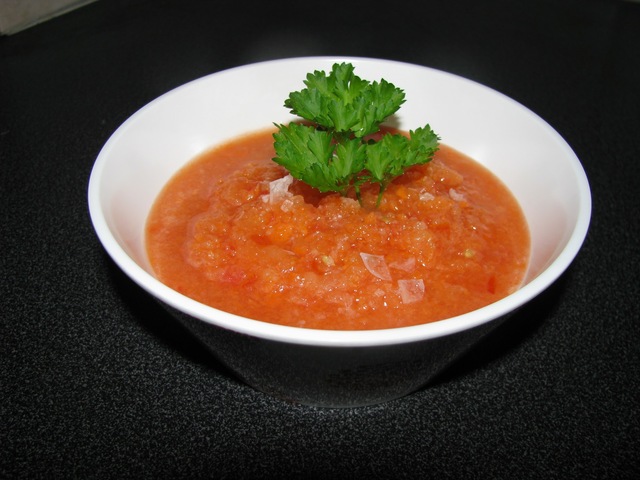 Raw tomatsoppa på tomat, morot, äpple och lök