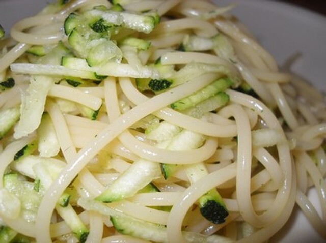 Zucchinipasta med tomat- och bönsås