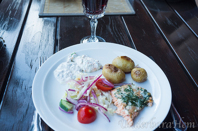 Hel grillad lax med ansjoviscréme och rödlökssås!