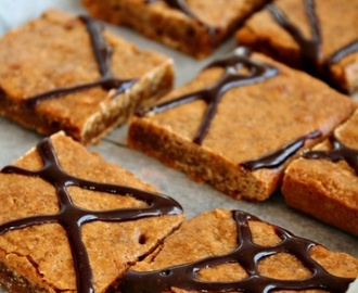 Blondies med chokladsås