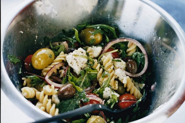 Sallad med pasta, tomat, fetaost och oliver