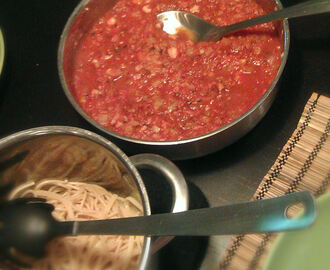 Kryddig tomatsås med bacon och spagetti