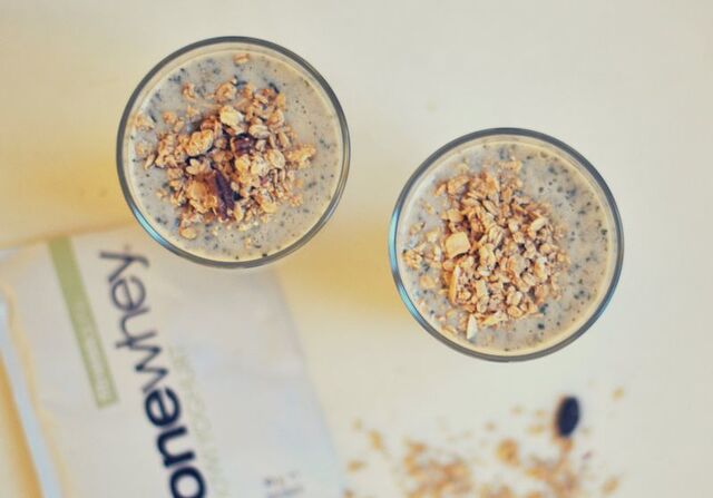 Proteinsmoothie med citronmeliss & granola