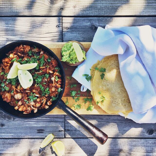 Pulled jackfruit, guacamole och koriander i glutenfria tortillas