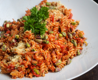 Pasta Arrabiata med rostade pistagenötter och cashewparmesan