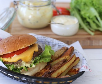 Hamburgare med cheddarost & karamelliserad lök