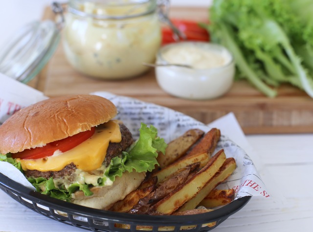 Hamburgare med cheddarost & karamelliserad lök